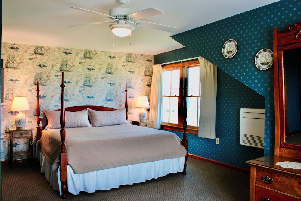 Room, 1 King Bed, Non Smoking, Partial Ocean View