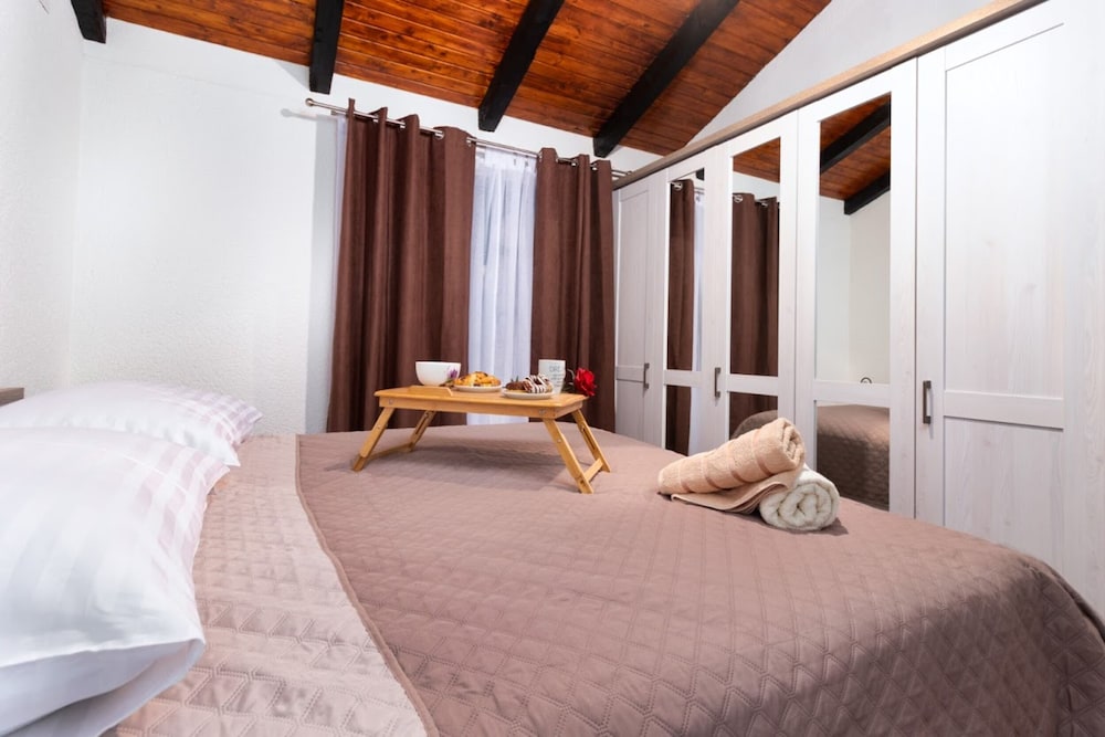 Traditional House, 3 Bedrooms, Private Pool, Garden View
