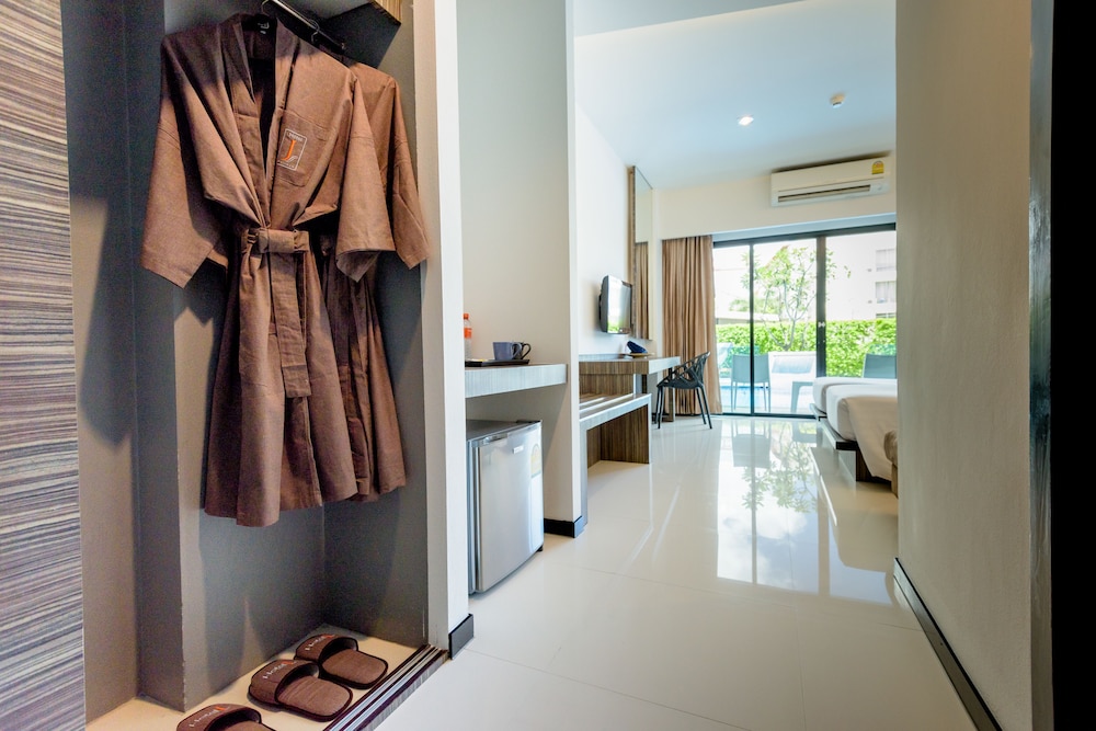 Deluxe Room, Pool Access photo 3