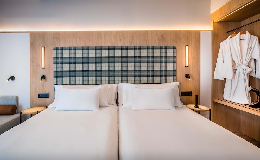 Junior Suite (1 Adult 1 Child)