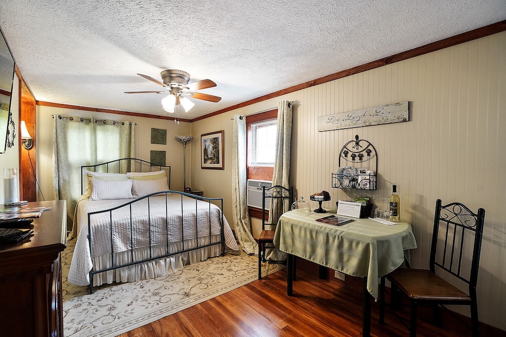 Hemlock Suite photo 3
