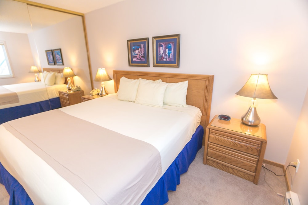 Signature Room, 1 King Bed with Sofa bed, Kitchen, Pool View (1 Bedroom Unit- Room 208-Pet Friendly) - Photo 1