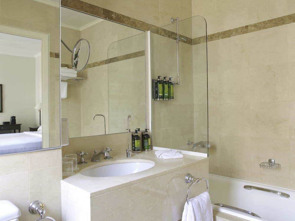 Hotel Royal Saint Honore Paris Louvre bathroom photo