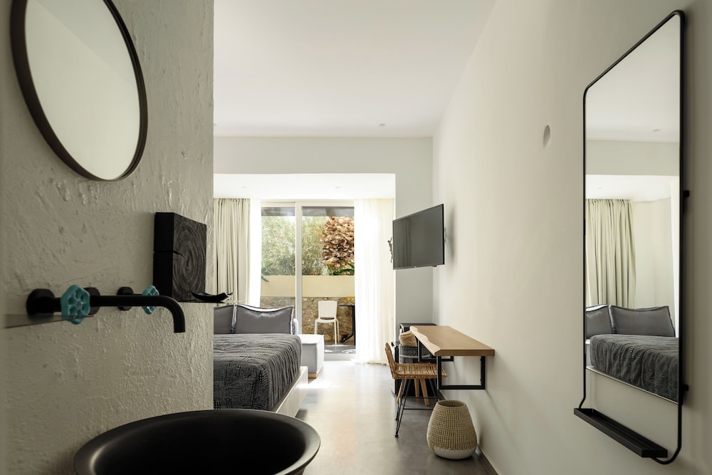 Junior Suite, Jetted Tub - Photo 3