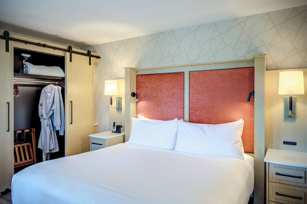 Executive Room, 1 King Bed, Balcony, Corner photo 2