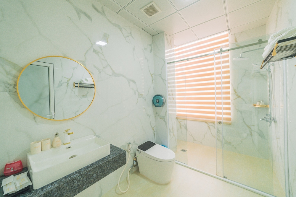 Deluxe Pool Access with Bathtub - Photo 11