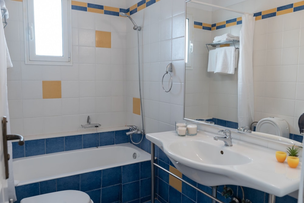 Standard Twin Room - Photo 7