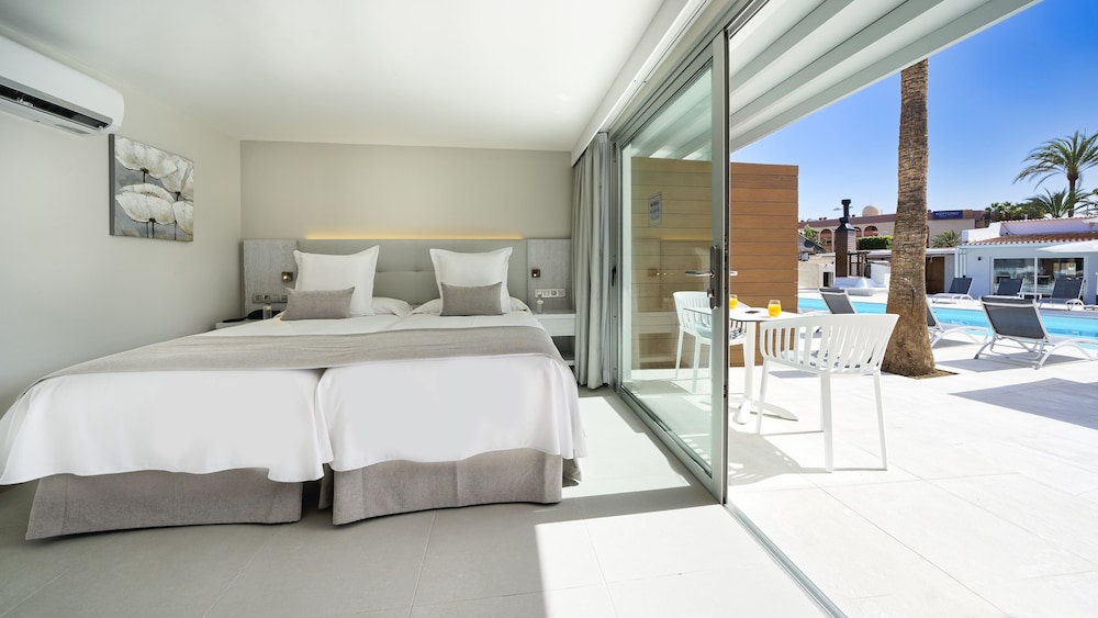 Deluxe Double Room, 1 Bedroom, Non Smoking, Pool View photo 2