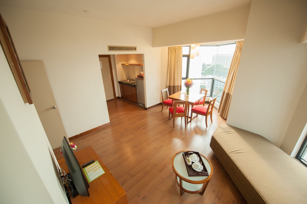 Suite Room - Photo 15