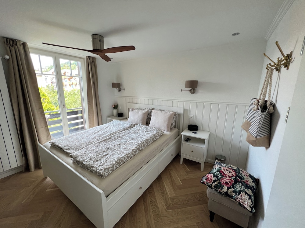 Doppelzimmer Deluxe - seitliche Seesicht, privater Balkon