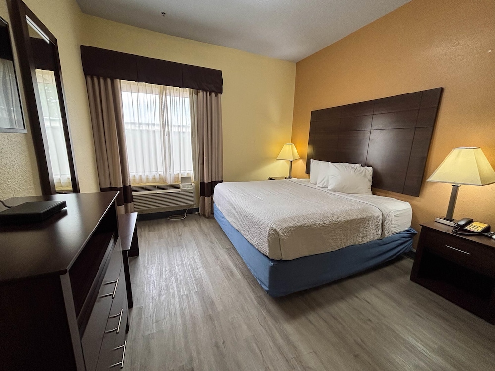 Suite, 1 King Bed, Non Smoking, Hot Tub (Refrigerator & Microwave) - Photo 2