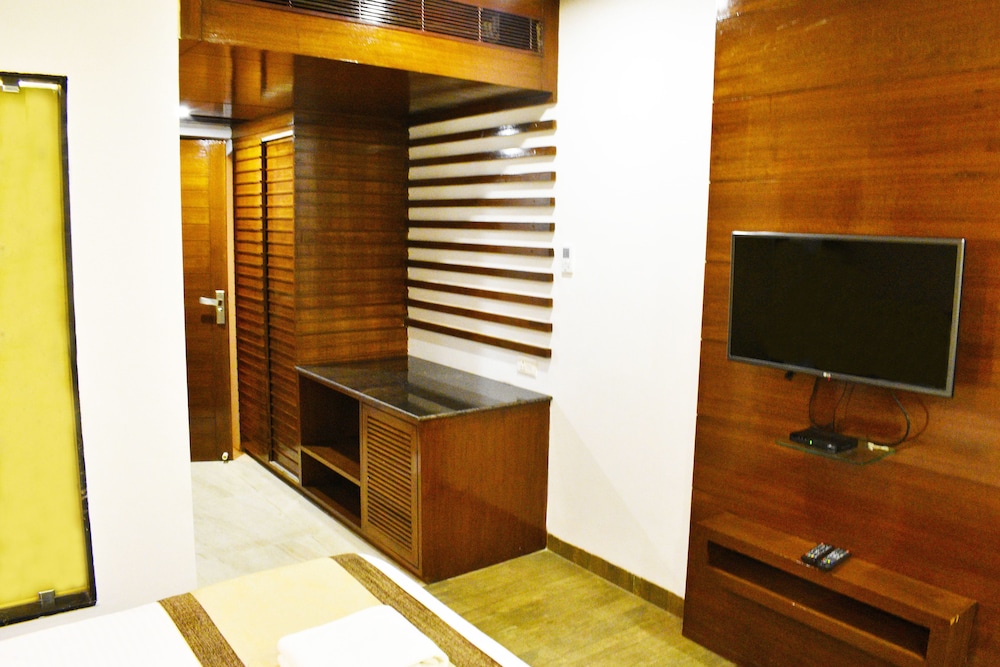Deluxe Room, 1 King Bed photo 2