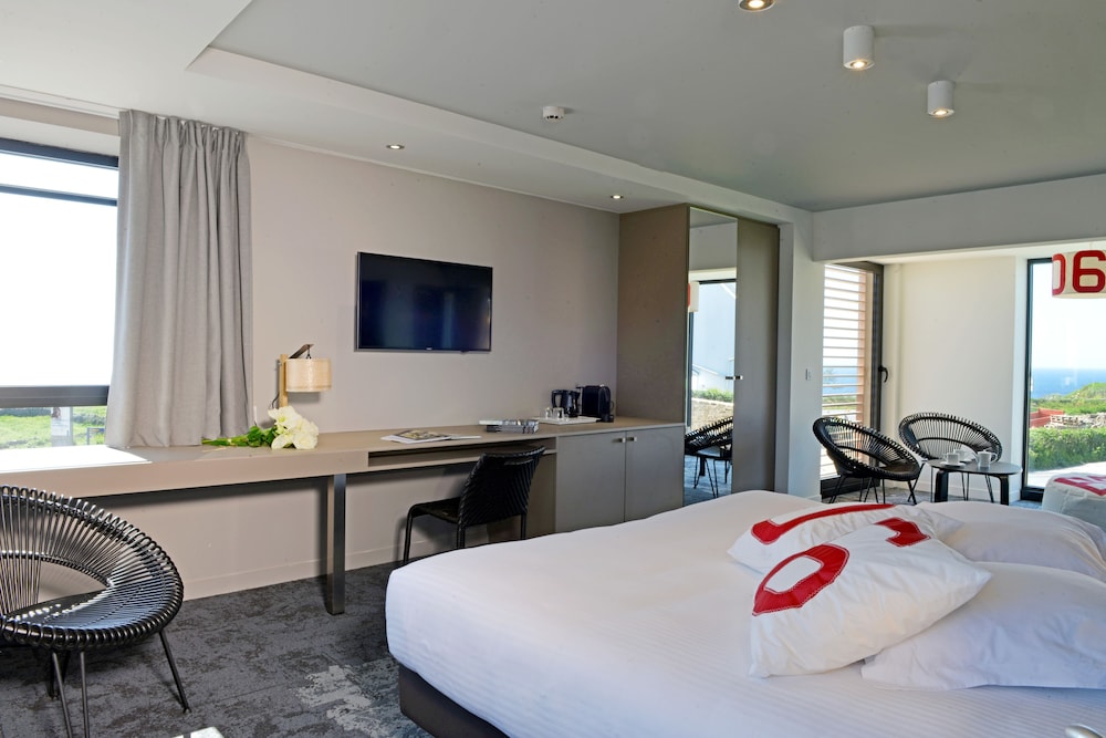 Deluxe Room, 1 Queen Bed, Ocean View photo 3
