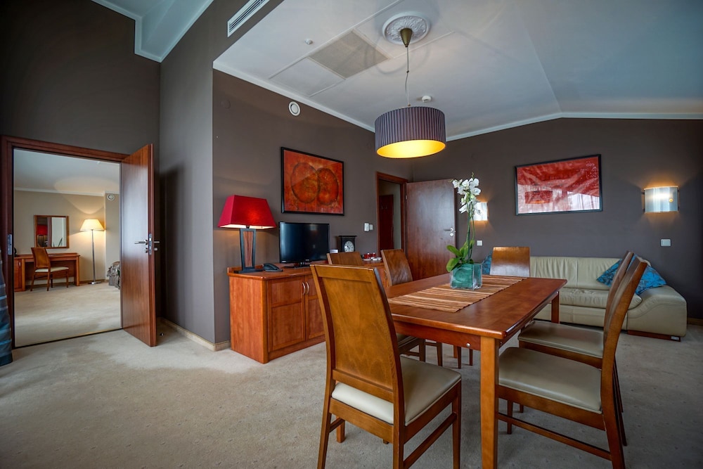 Family Room - Photo 5