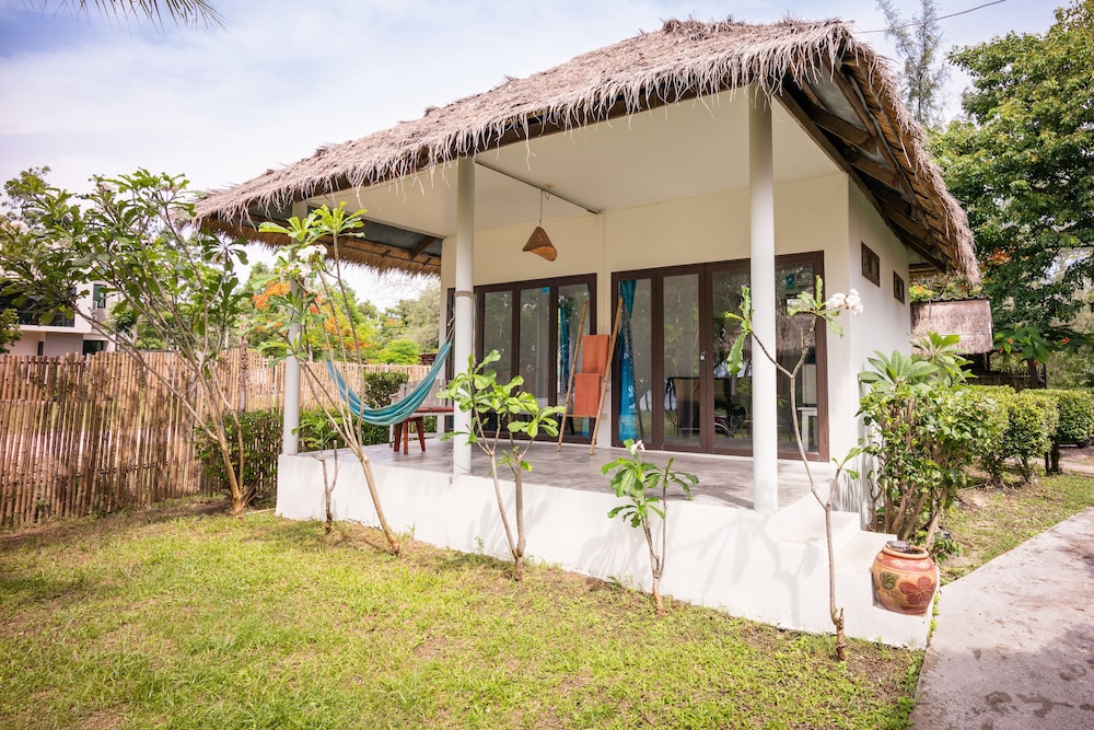 Deluxe Bungalow, 1 King Bed, Patio, Garden Area photo 3