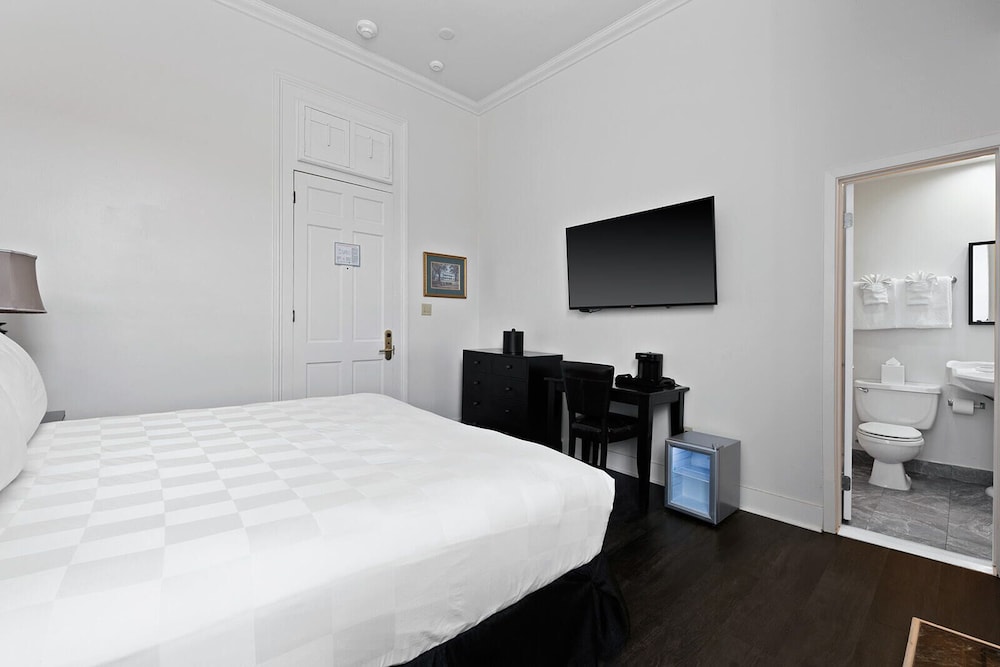 Deluxe Room, 1 King Bed - Photo 2