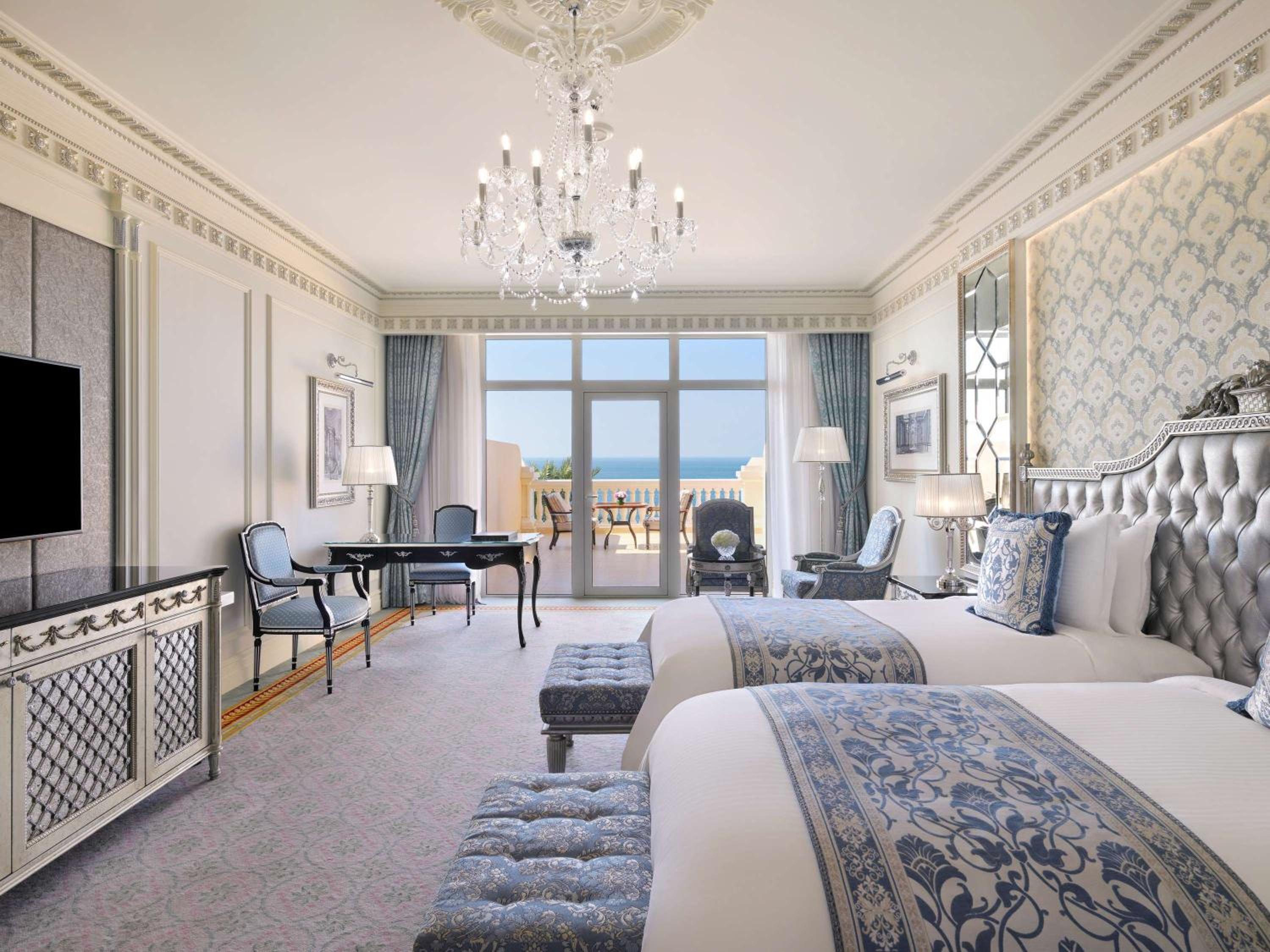 Premier Suite with Balcony - Lounge Access thumbnail 6