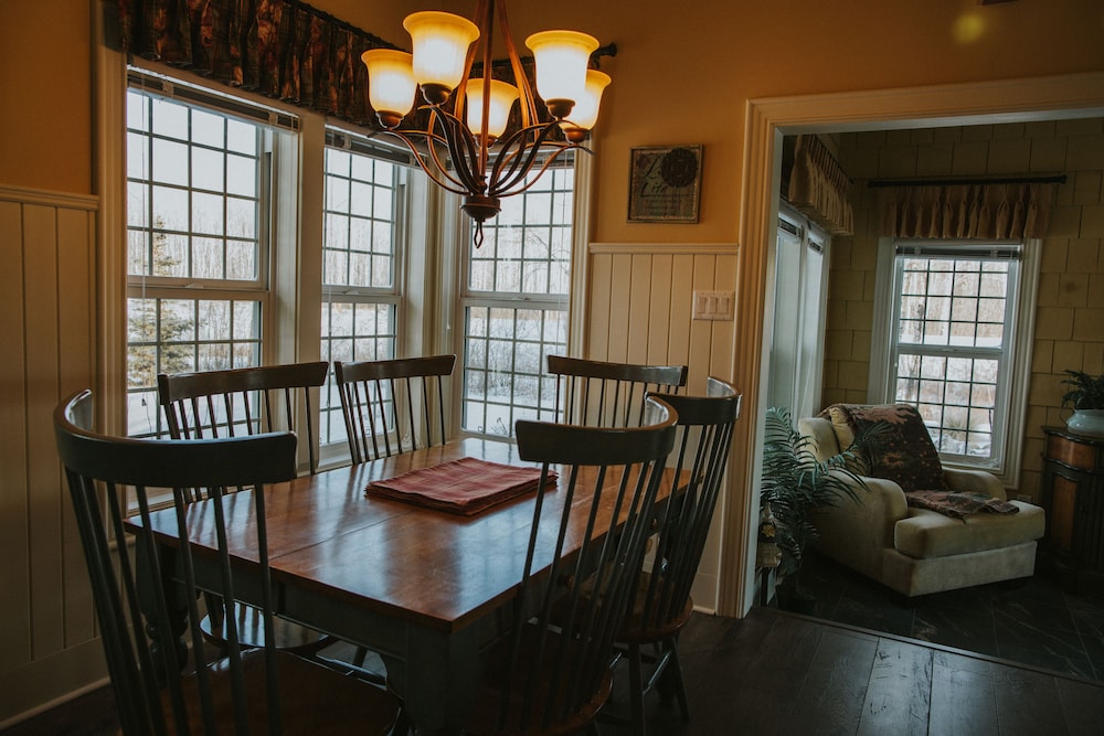 Luxury Cabin, 2 Bedrooms, Accessible, Pool View (Hummingbird Inn) photo 3
