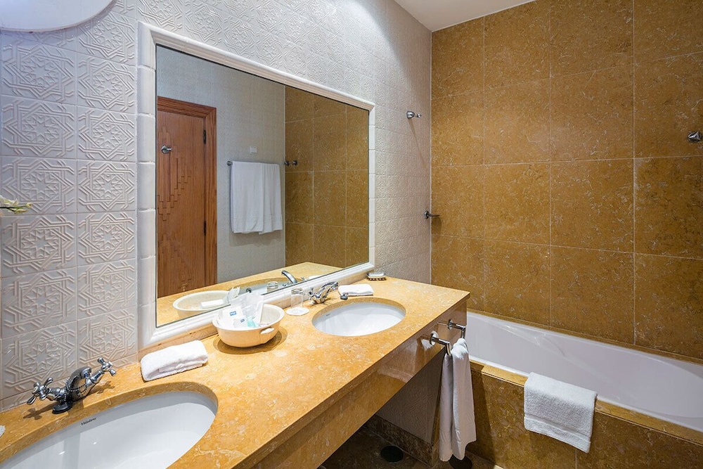 Basic Double or Twin Room, City View - Photo 5