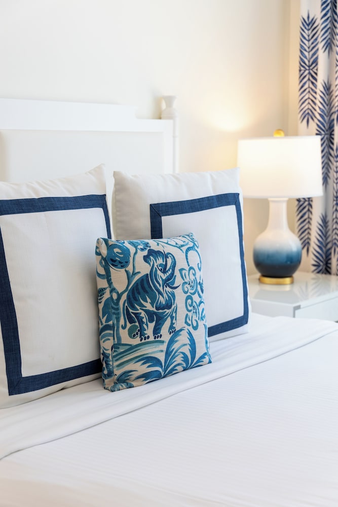 Suite, 1 Bedroom, Oceanfront (veranda, 1 King Primary/1 Queen Sofa)