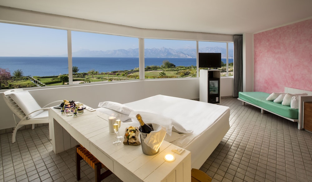 Deluxe Room thumbnail 6