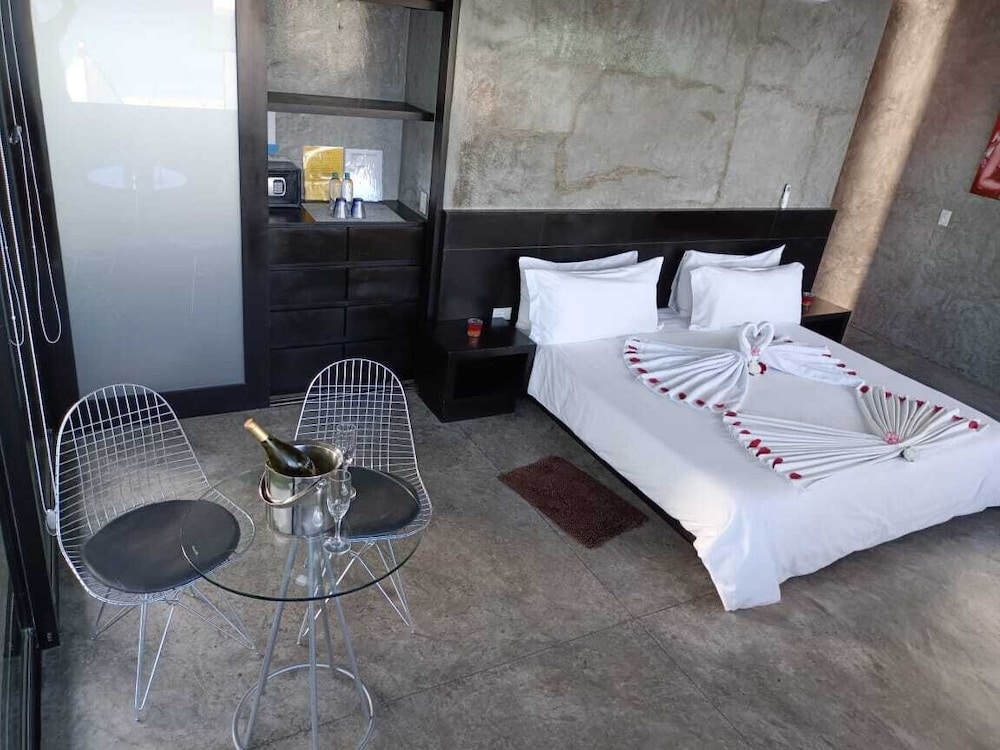 Luxury Studio Suite, 1 King Bed, Air conditioning, Ocean View photo 2