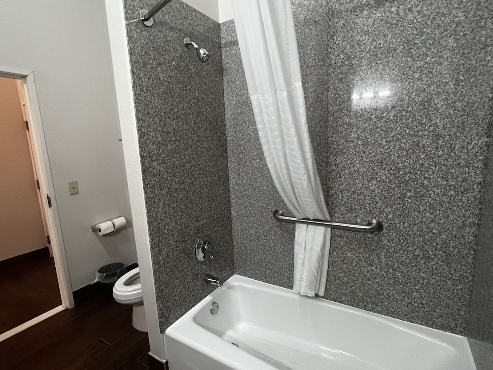 Deluxe Suite, 1 King Bed, Accessible, Non Smoking (Tub with Grab Bars) - Photo 2
