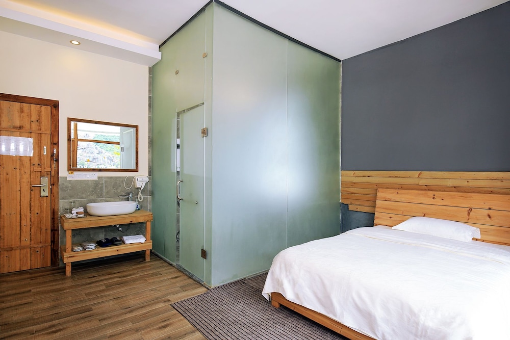 Deluxe Twin Room With Mountain View(One 2m Bed,One1.5m Bed) photo 2