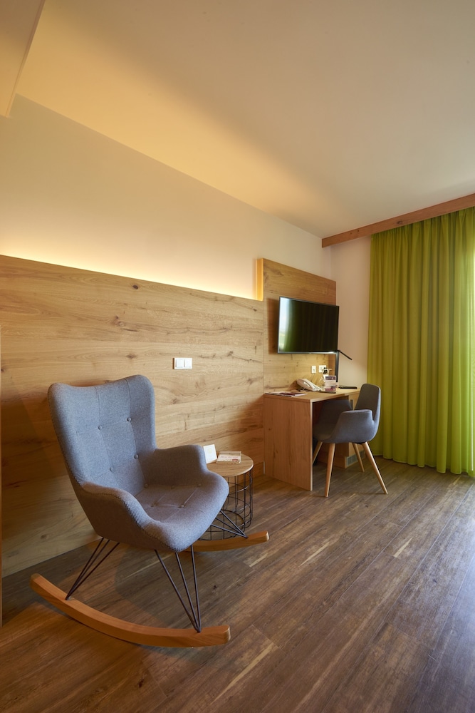 Design Room, Balcony, Mountain View (Resi) photo 3