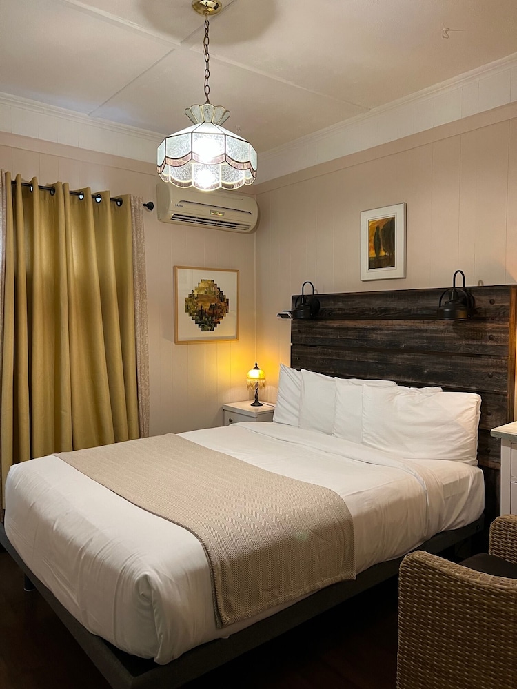 Economy Room, 1 Queen Bed photo 3
