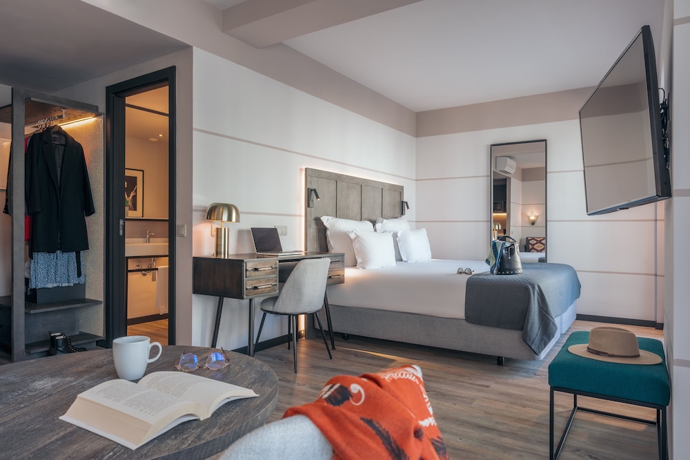 Junior Suite (2 Extra Beds) - Photo 1