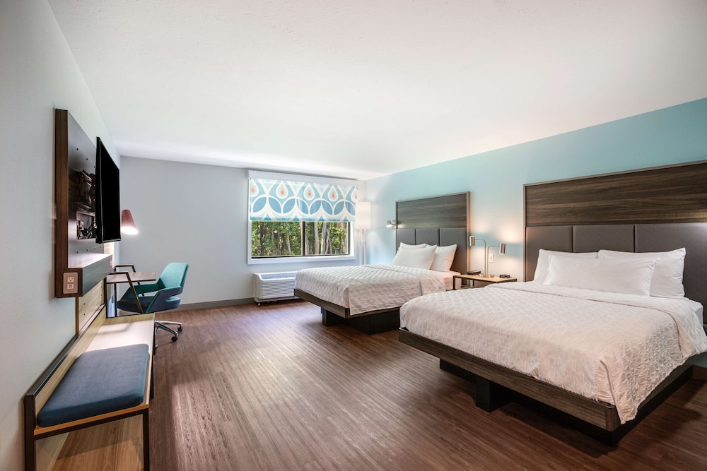 Room, 2 Queen Beds, Accessible, Bathtub - Photo 2