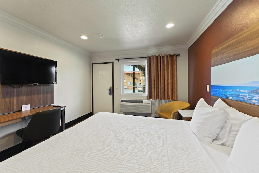 Standard Room, 1 King Bed, Non Smoking, Refrigerator & Microwave - Photo 16