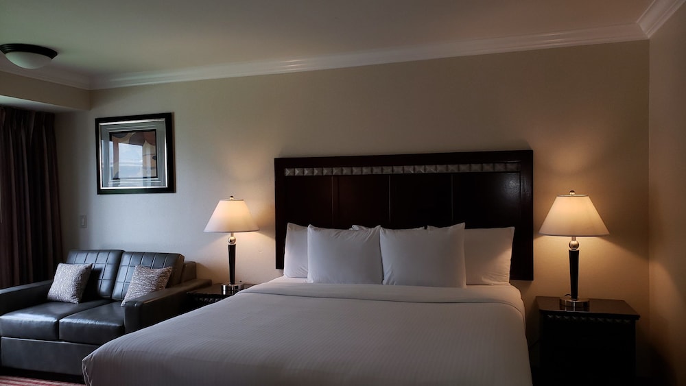 Deluxe Room, 1 King Bed, Non Smoking - Photo 7