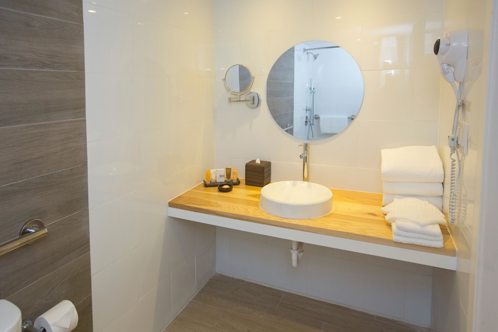 Island View King Wheelchair Accessible Adults Only photo 3