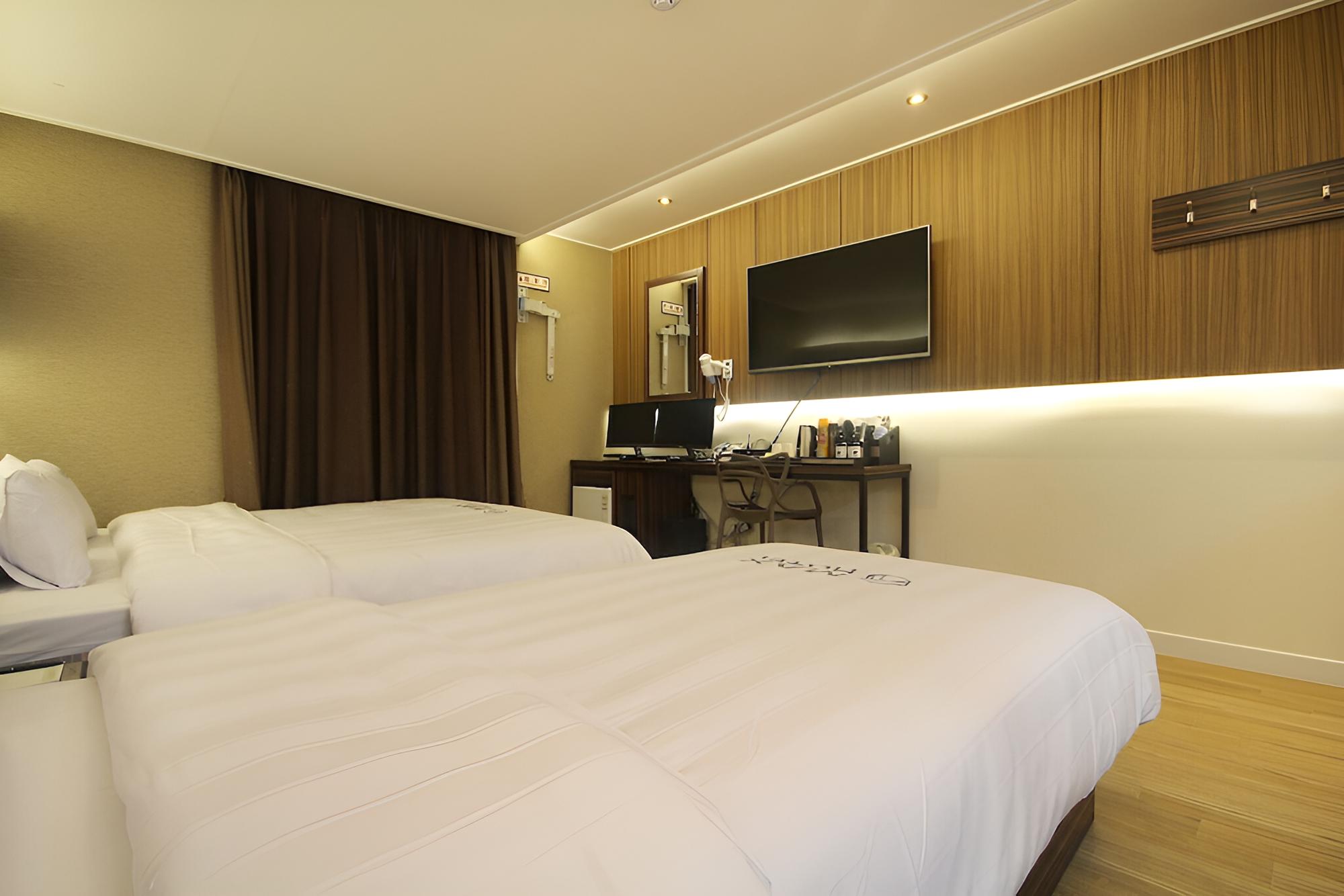 Room (Suite) - Photo 3