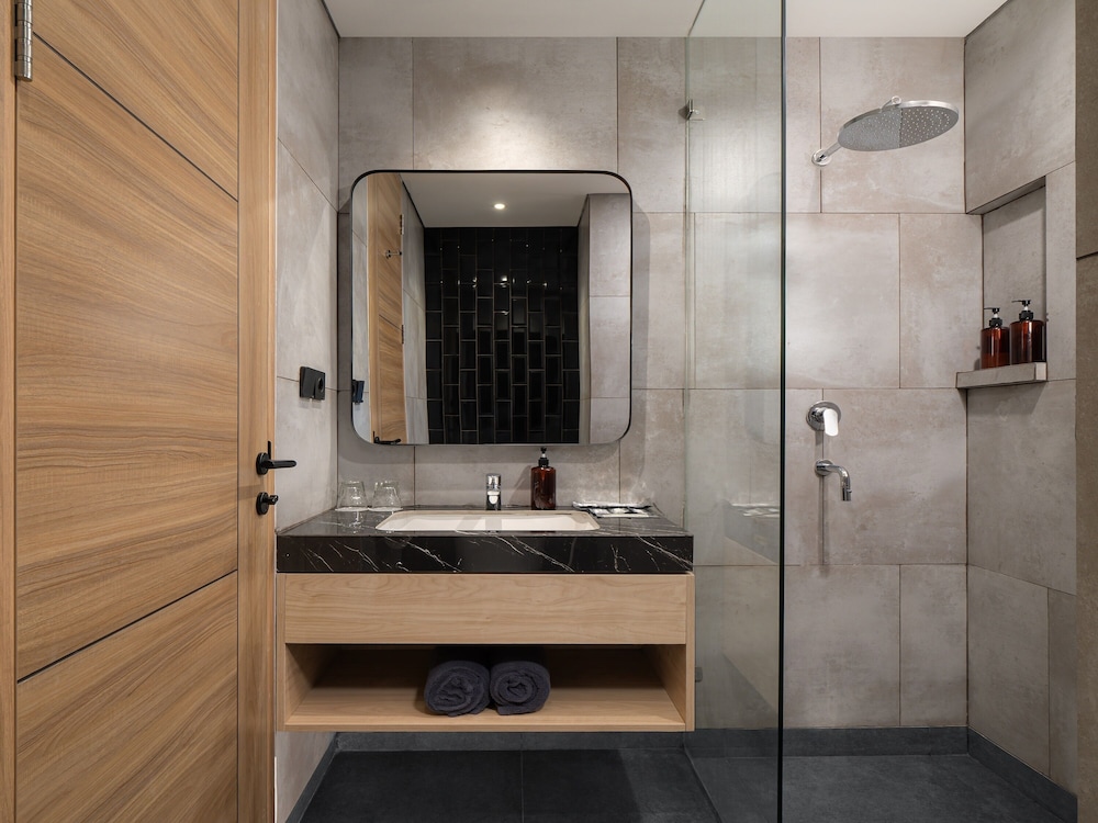 Suite - Photo 3