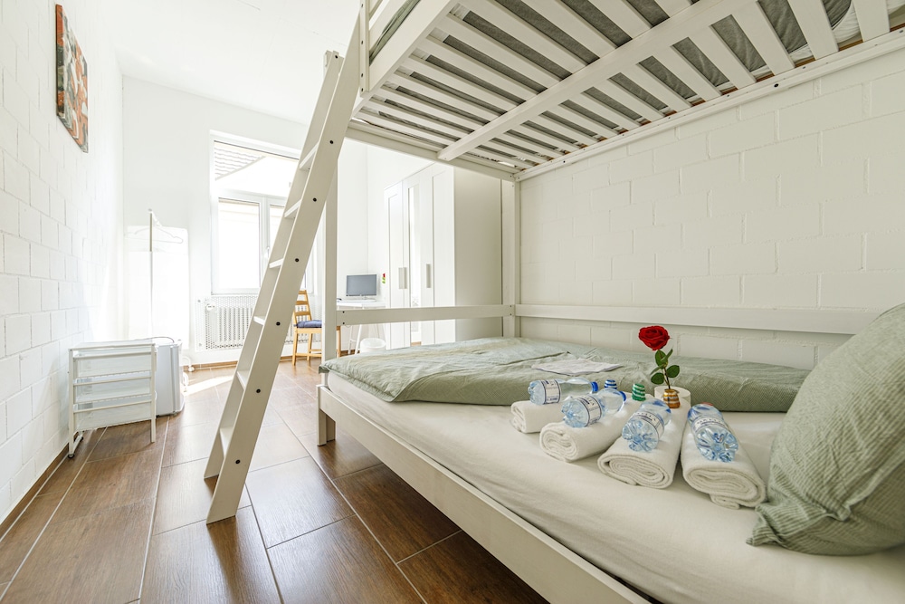 Basic Quadruple Room (Yellow Inn 1) - Photo 7