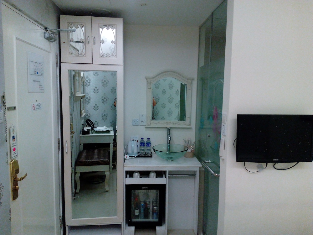 Economy Double Room, No Windows photo 3