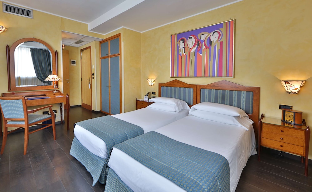 Classic Room, 2 Twin Beds thumbnail 6
