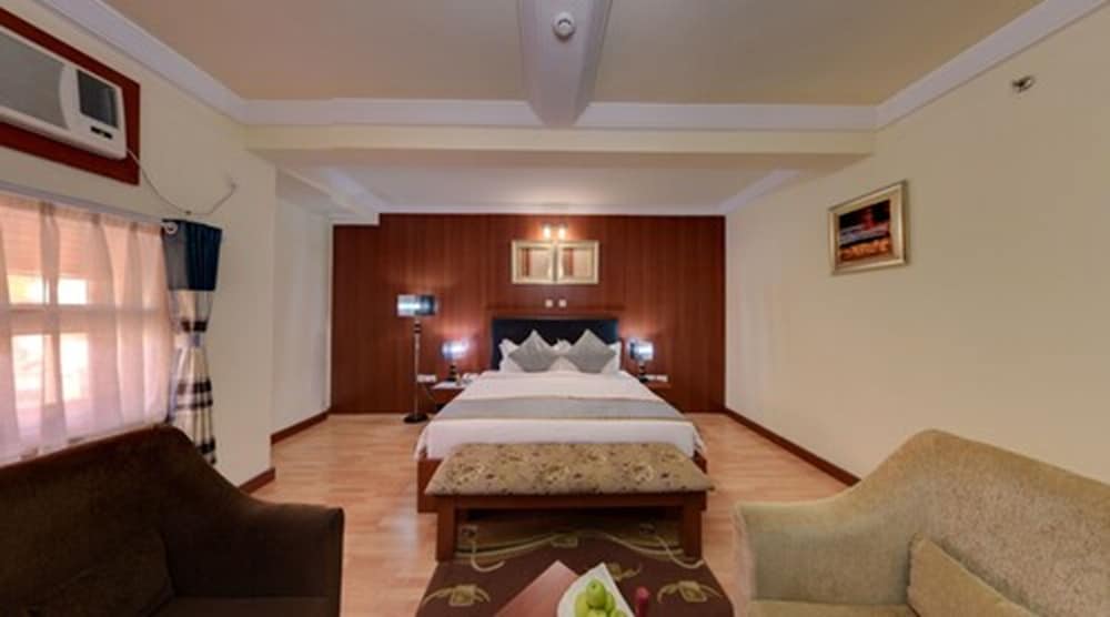 Royal Room, 1 Queen Bed photo 3