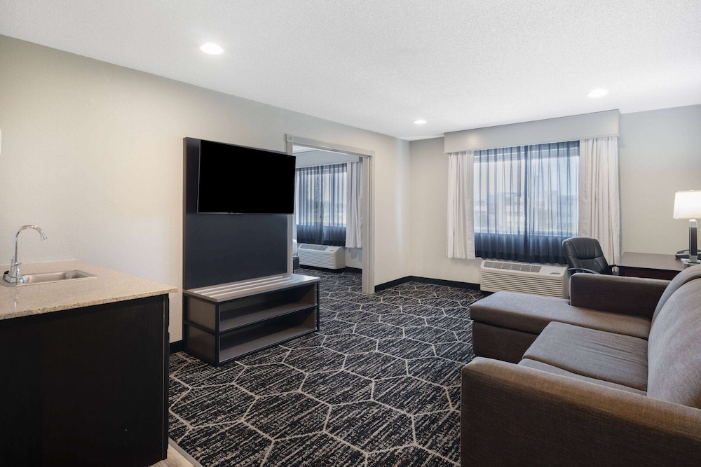 Family Suite, 1 King Bed, Non Smoking (Deluxe) - Photo 3