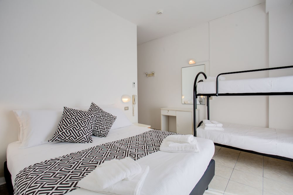 Quadruple Room - Photo 3