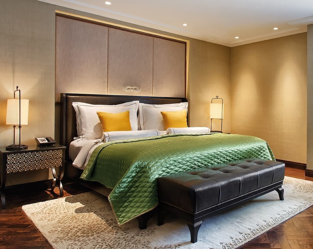 Deluxe Room, 1 King Bed, Pool View