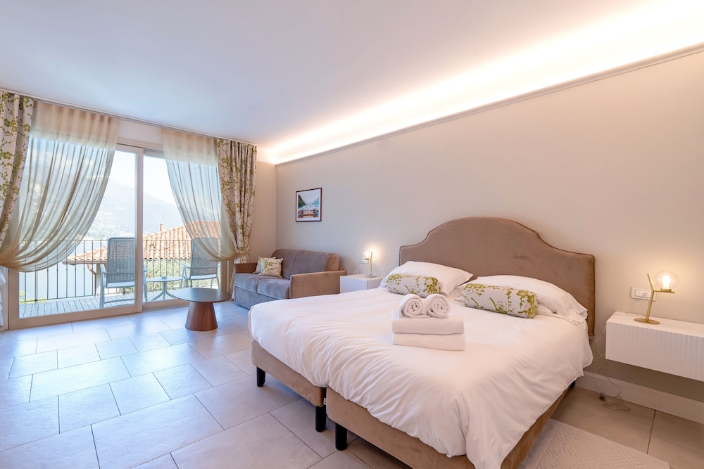 Junior Suite, Partial Lake View photo 3