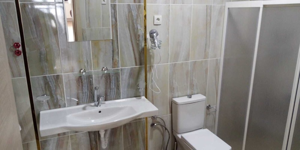 Standard Double or Twin Room - Photo 8