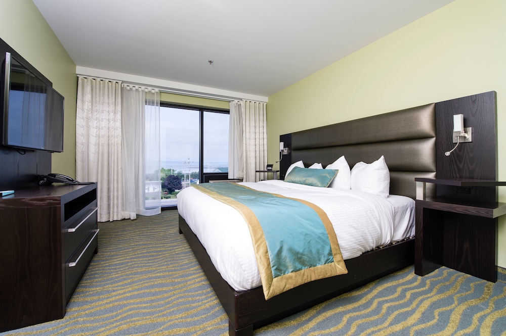 Aqua room with 1 king bed, river view - Photo 4