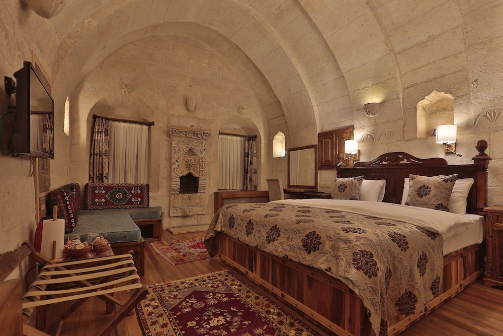 Deluxe Room, 1 Queen Bed, Fireplace photo 3