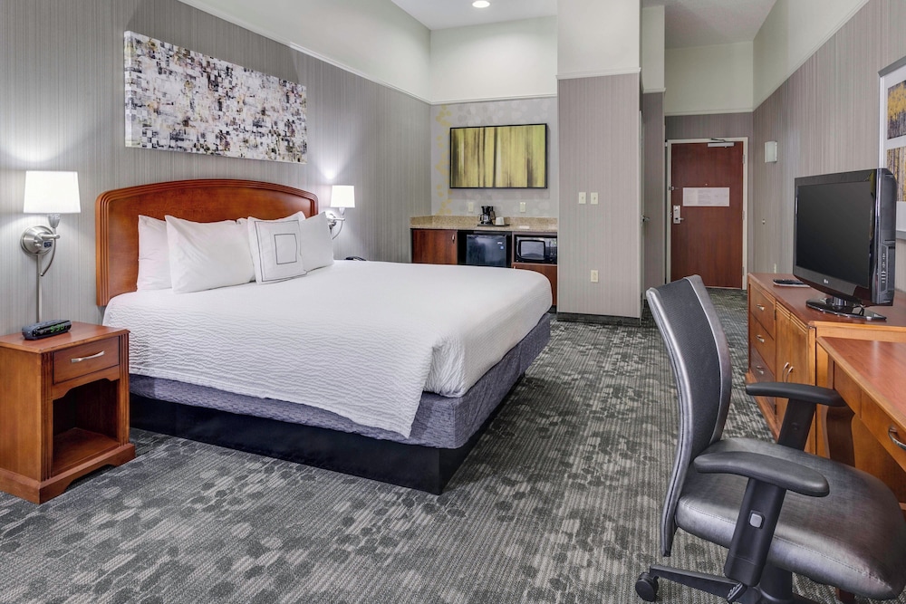 Room, 1 King Bed, Balcony - Photo 1