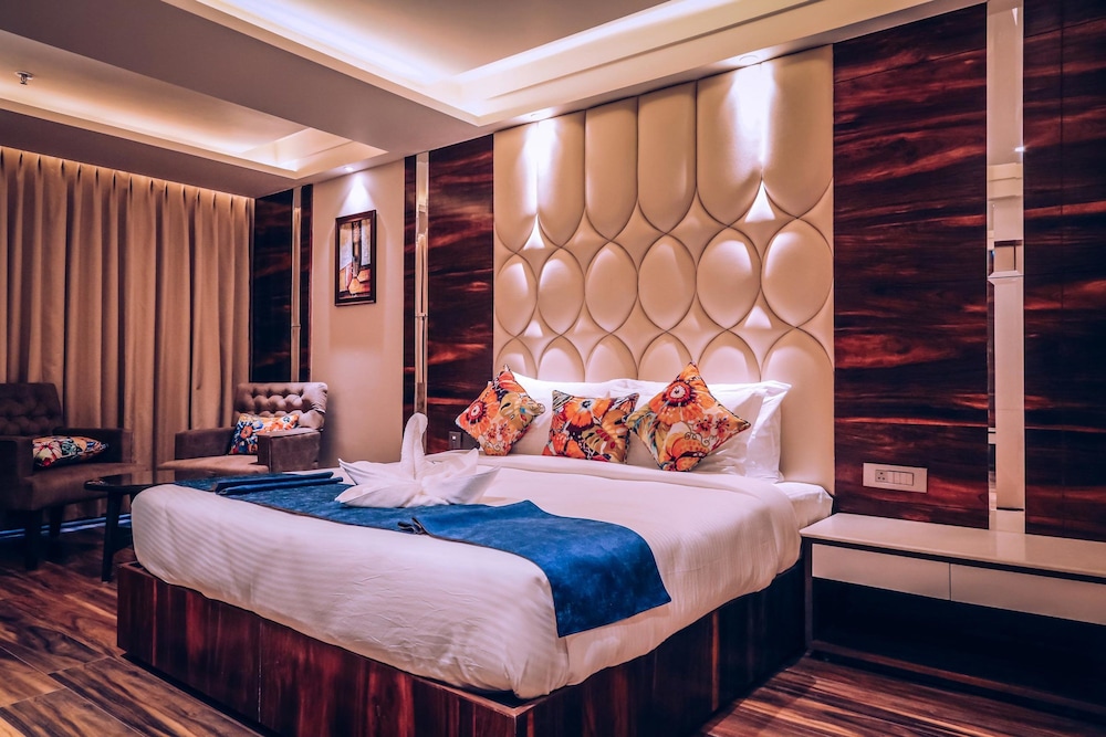 Premium Room, 1 King Bed photo 3